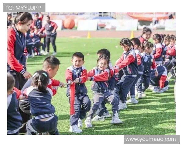 周末陪孩子踢足球放松心情，亲子时光尽享快乐与成长