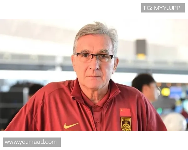 外国球星调侃中国足球现状：期待国足崛起的幽默与真诚反思