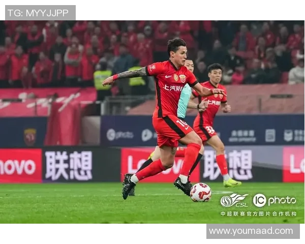 当红足球球星比赛中意外被踢受伤引发球迷热议球队前景再受关注