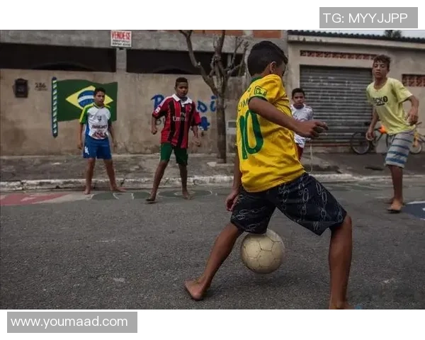 街头足球球星传奇：从街头到绿茵场的逆袭之路